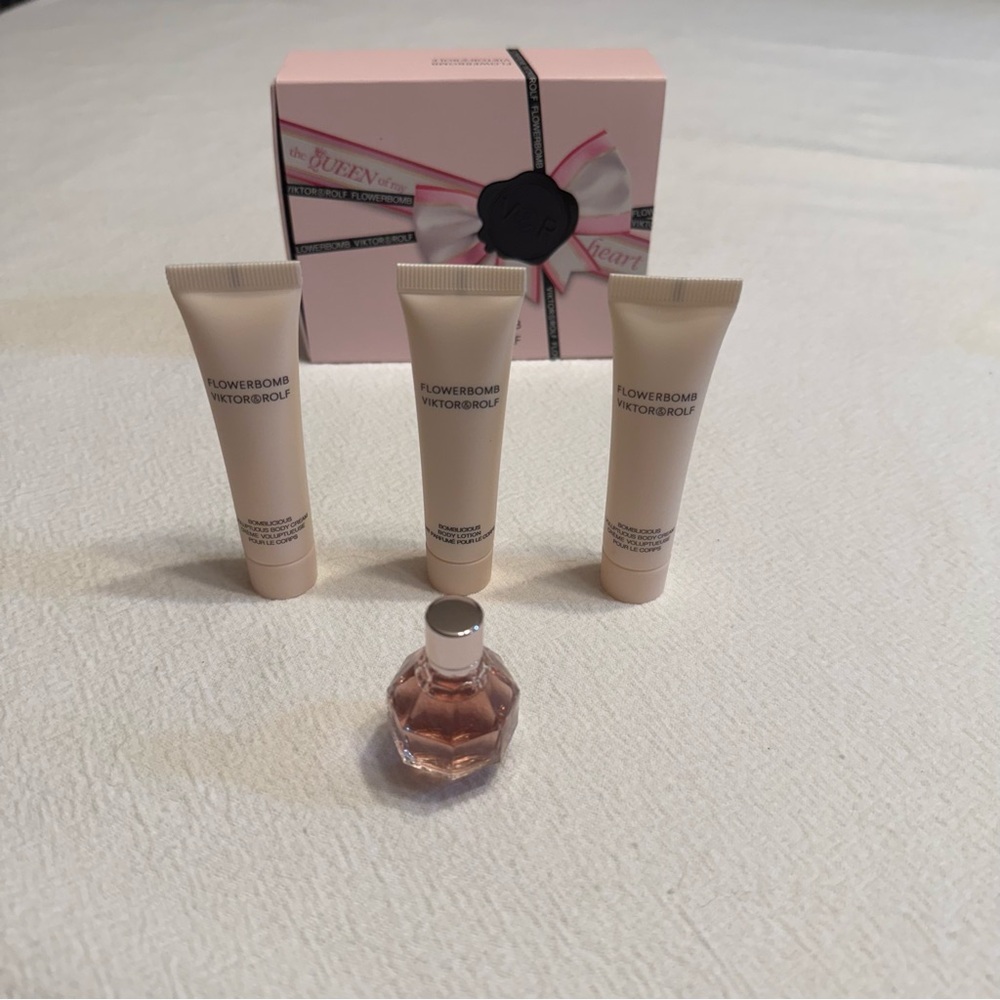 Viktor & Rolf Flowerbomb Flower BombTravel Set - Lotion Body Balm - Picture 5 of 9